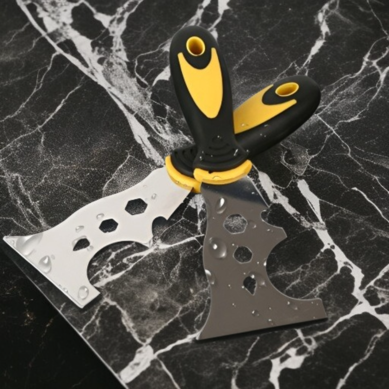 얼룩 제거용 두꺼운 스크레이퍼 사용 장면