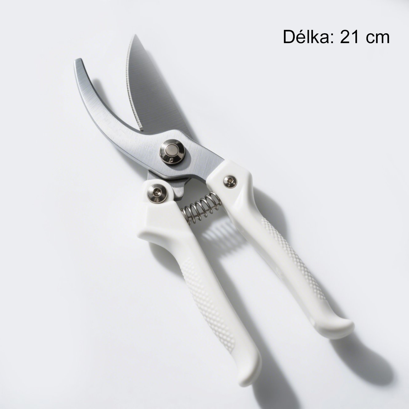 Zahradnické řezáky při stříhání silné větve