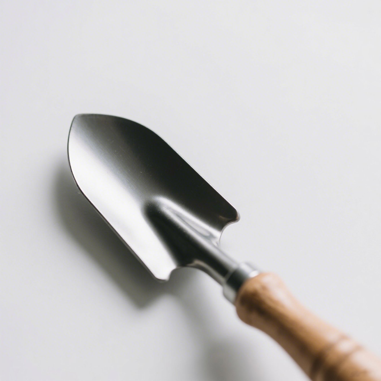 Malá zahradní lopata na trávníku