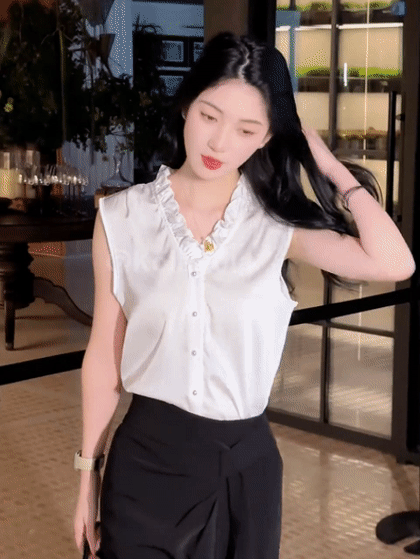 Slim-fit versatile floral V-neck satin sleeveless blouse