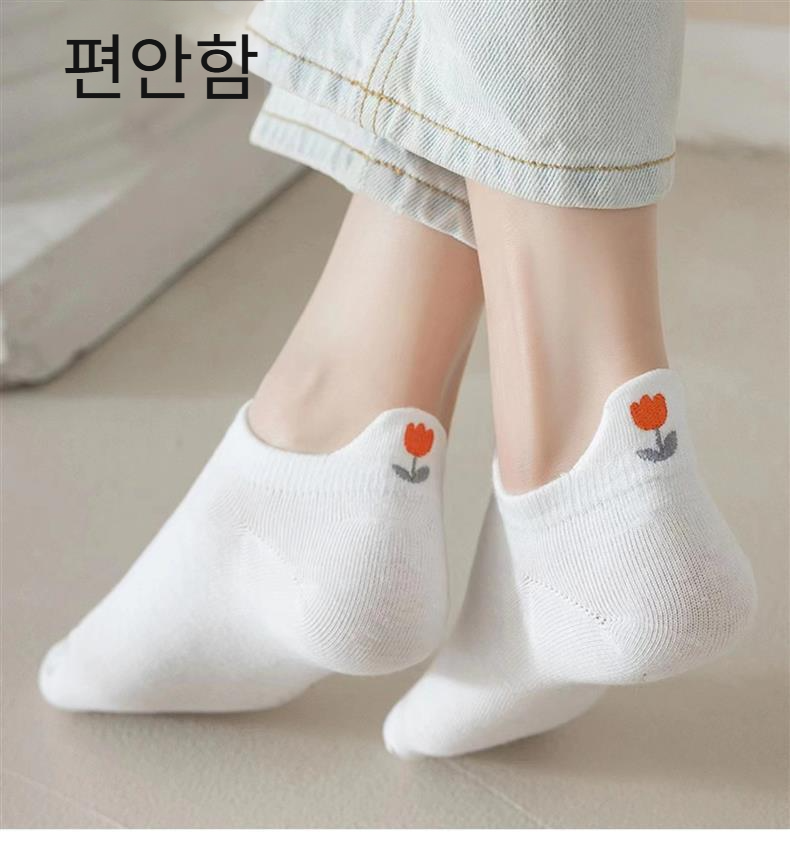 여성 패션에 어울리는 얇은 양말 스타일링