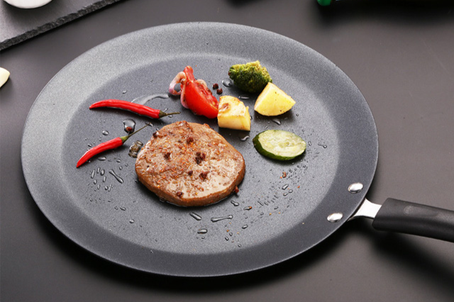 Uniwersalna patelnia z powłoką nieprzywierającą na kuchence