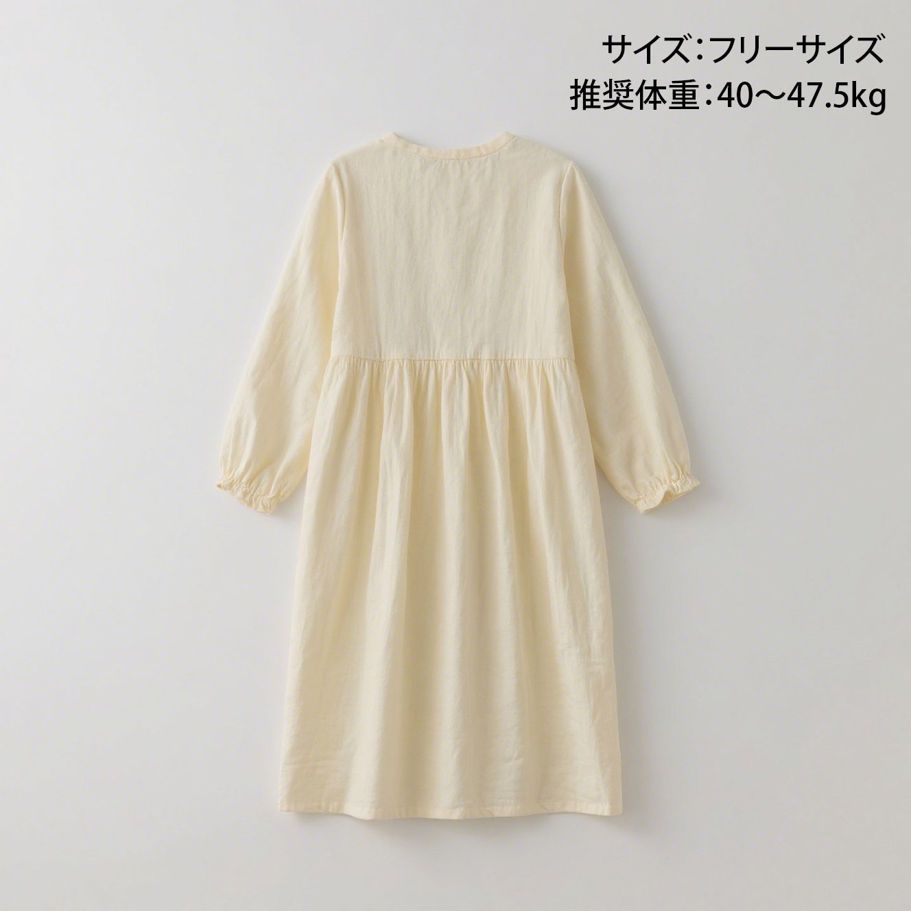 シンプルなベージュロングワンピース前面