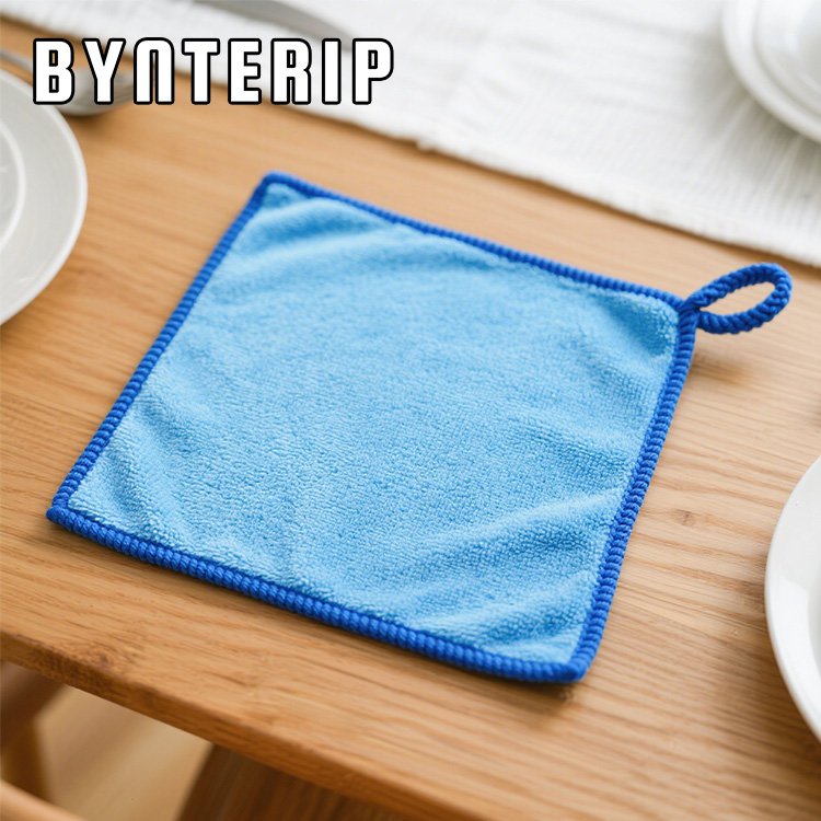 Saugfähige Haushaltsreinigungstücher im Einsatz auf Küchentisch