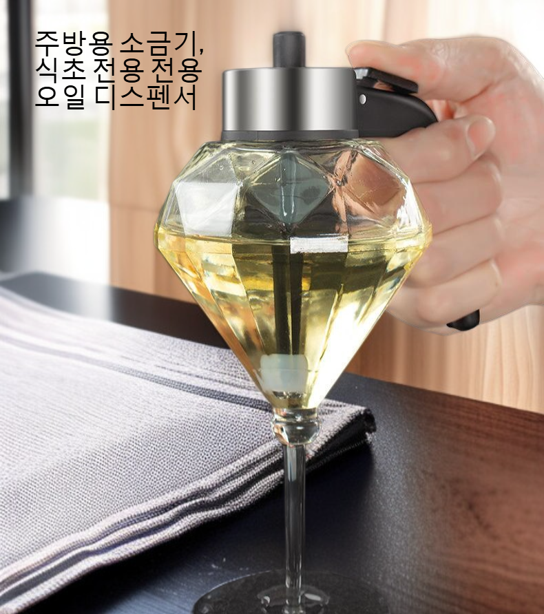 누수 없는 주방 기름 주전자 사용 모습