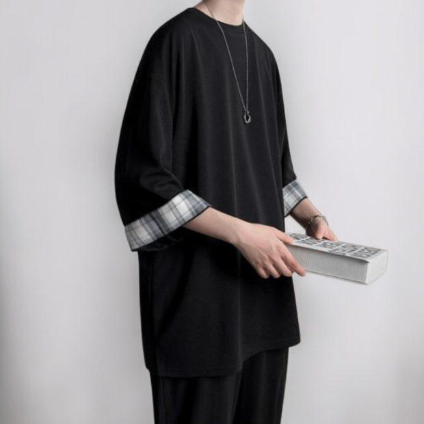 ゆったりシルエットのラウンドネックTシャツ