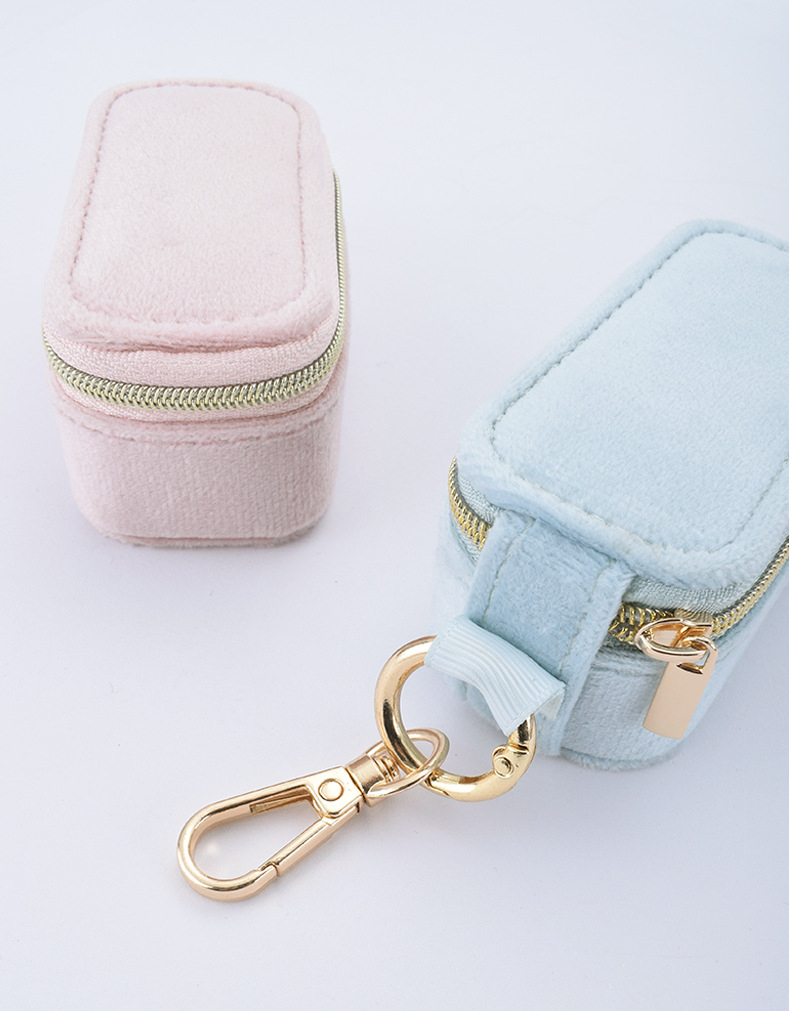 コンパクトで持ち運びやすいベルベットジュエリーボックス