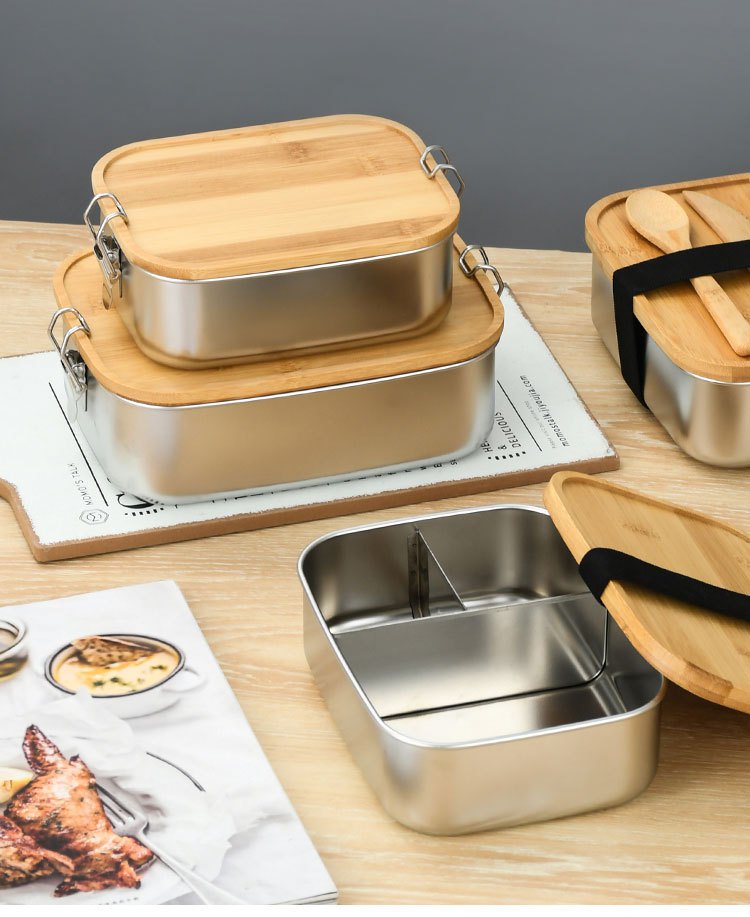 お弁当箱に料理を詰めたイメージ写真