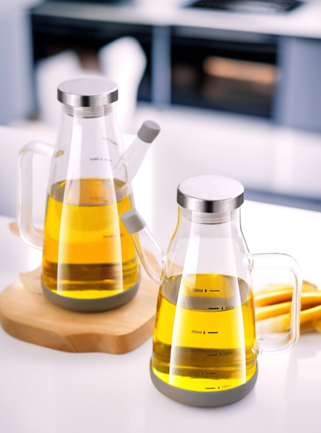 오일을 담은 내열 유리 오일병