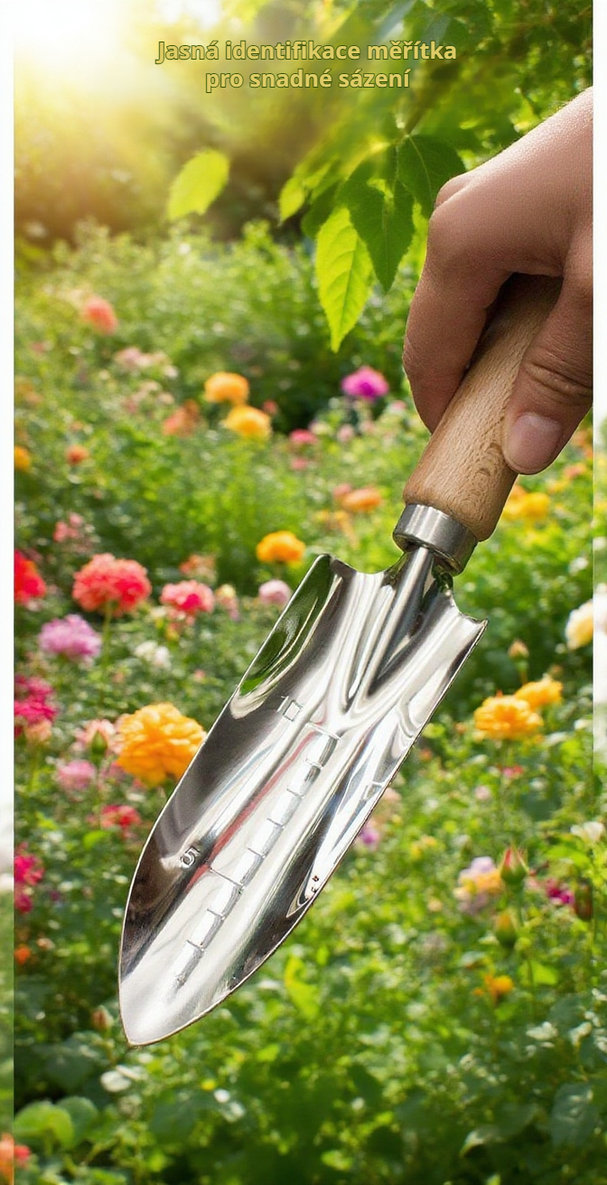 Zahradní lopatka při přesazování květin