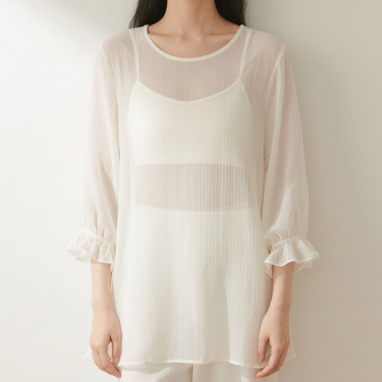 シフォン素材の柔らかい質感を強調したMIDI長袖シャツ