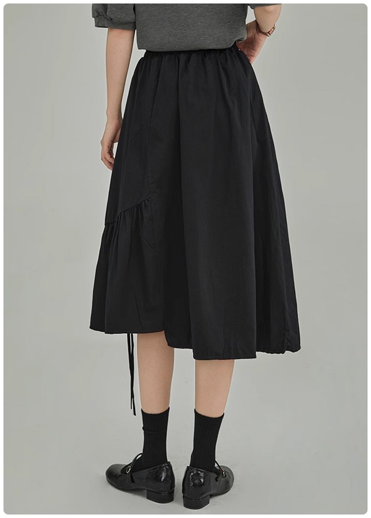 밴딩 허리와 스트링이 돋보이는 스커트 디자인