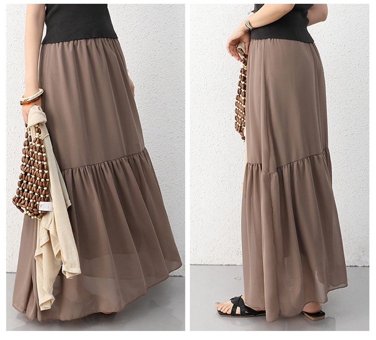 ふんわり広がるAラインスカートの生地感