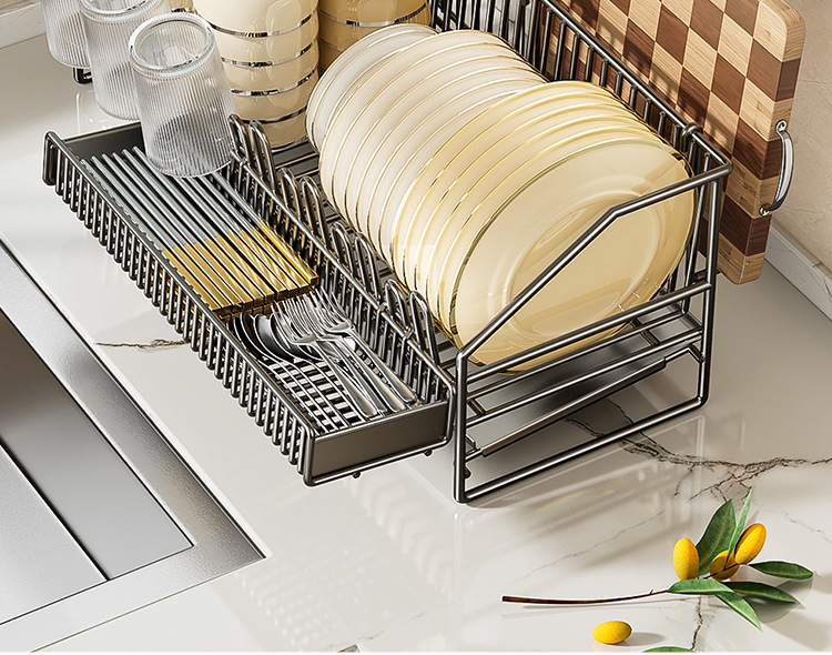 식기와 그릇, 수저가 정리된 탁상 선반