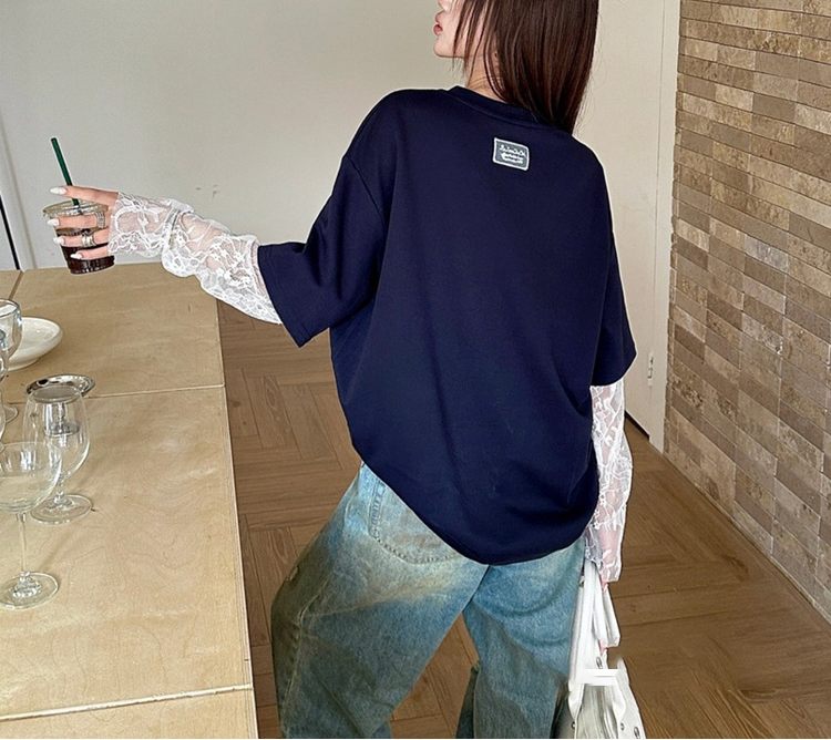 トレンド感あるレイヤードTシャツのサイドビュー