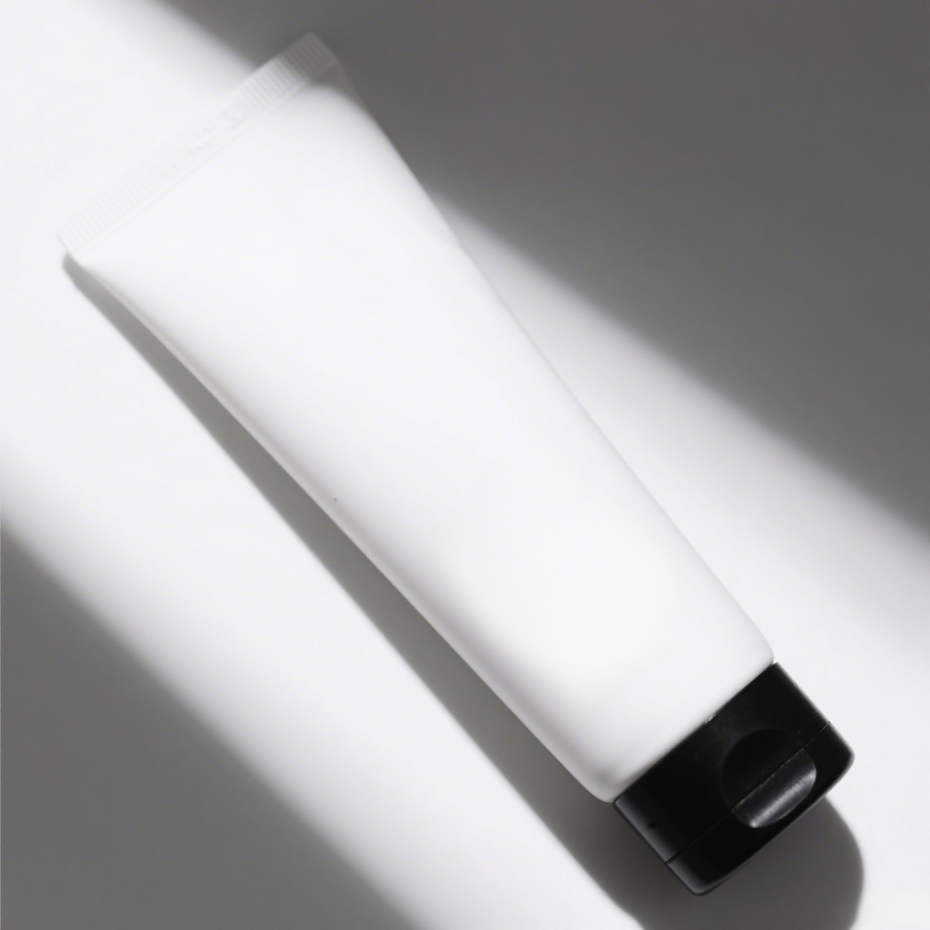 Zvlhčující tělové mléko s niacinamidem pro bělení, svěžest a dlouhotrvající vůni.