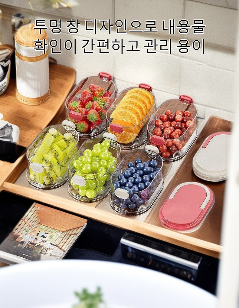 여러 종류의 향신료가 담긴 투명 향신료 보관함