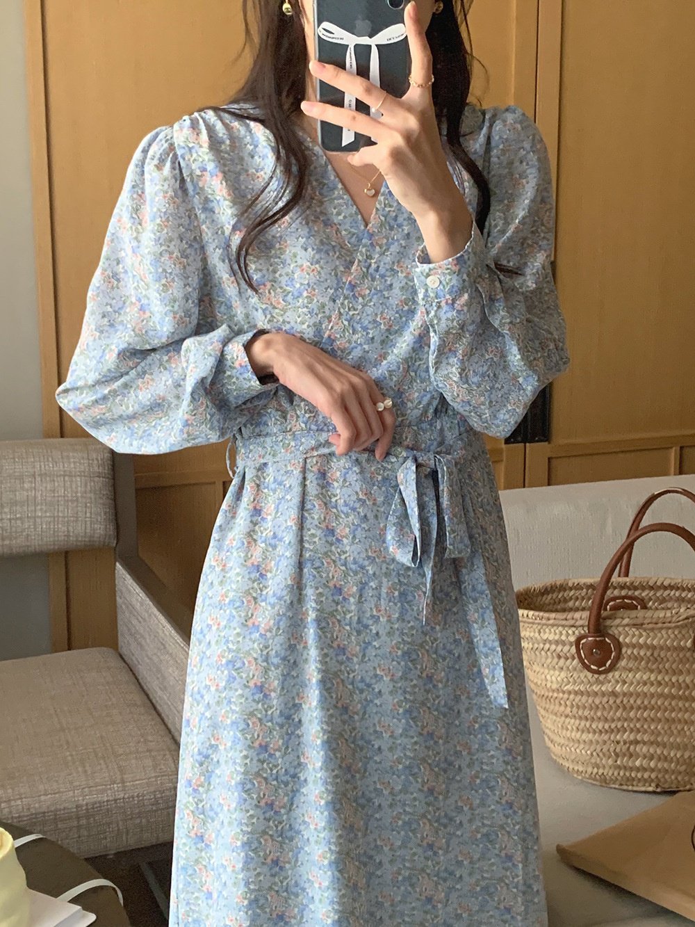 優雅な花柄パターンのワンピースアップ画像