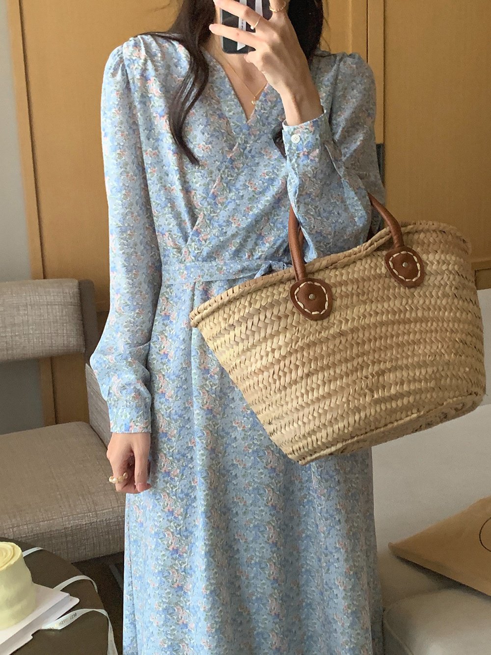 女性らしいシルエットのフラワーワンピース