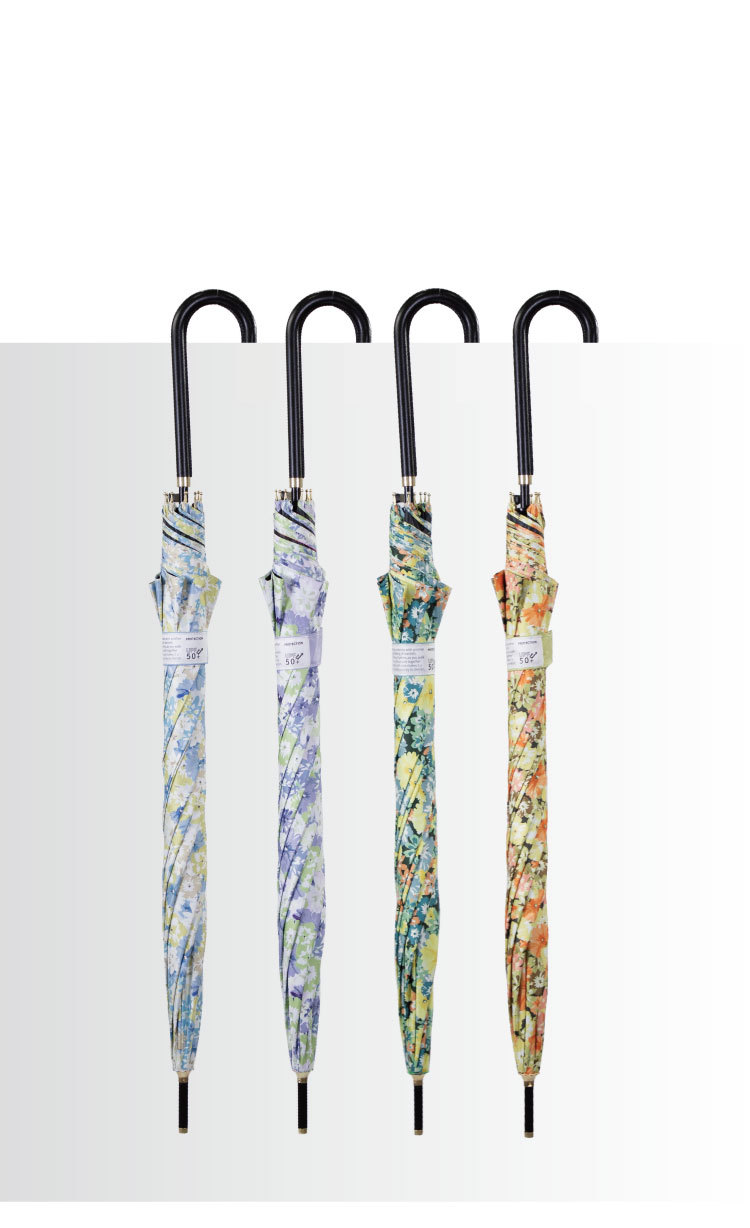 Barevný dámský dlouhý deštník jako módní doplněk