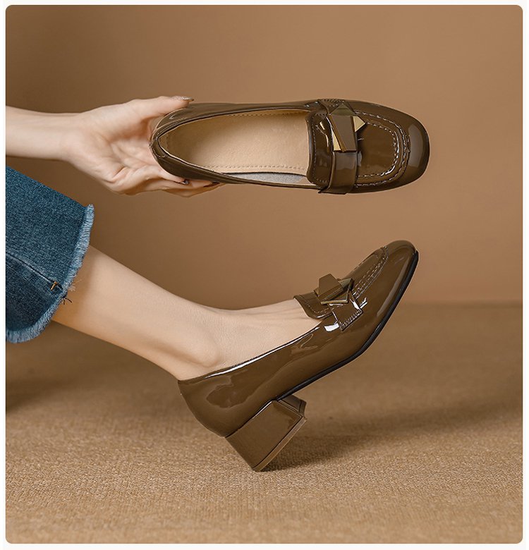 通勤にも最適なエナメルレザーローファー