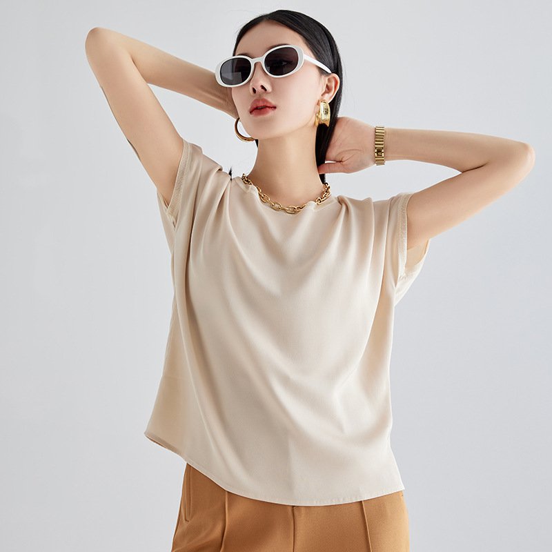 Die seiden-t-shirts sind mit satin - Oder spindelkragen ausgestattet