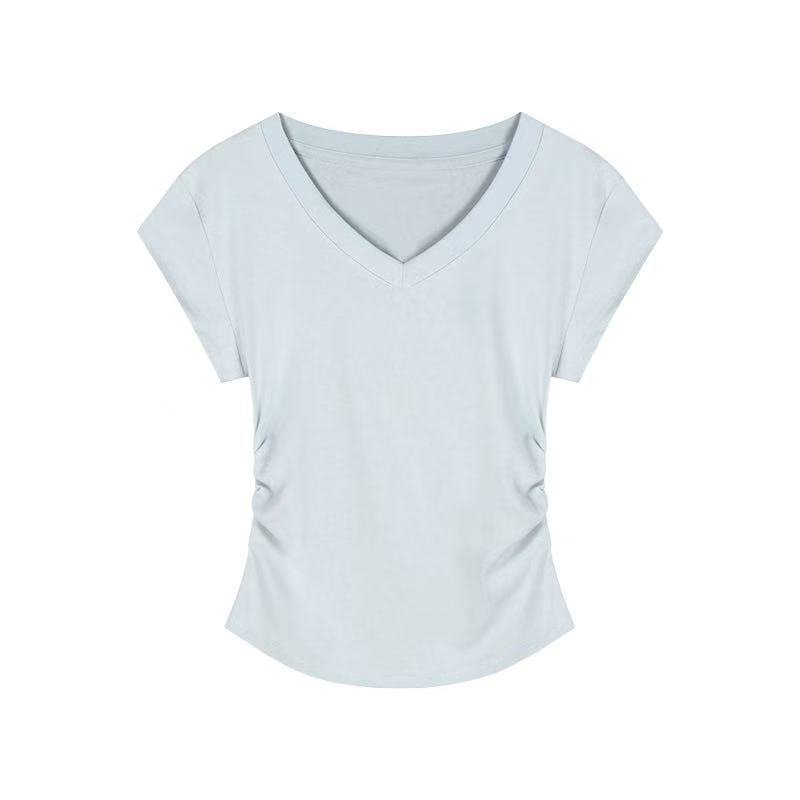 Falten mit v-ranking machen der dünnen kellnerin kurzärmelig