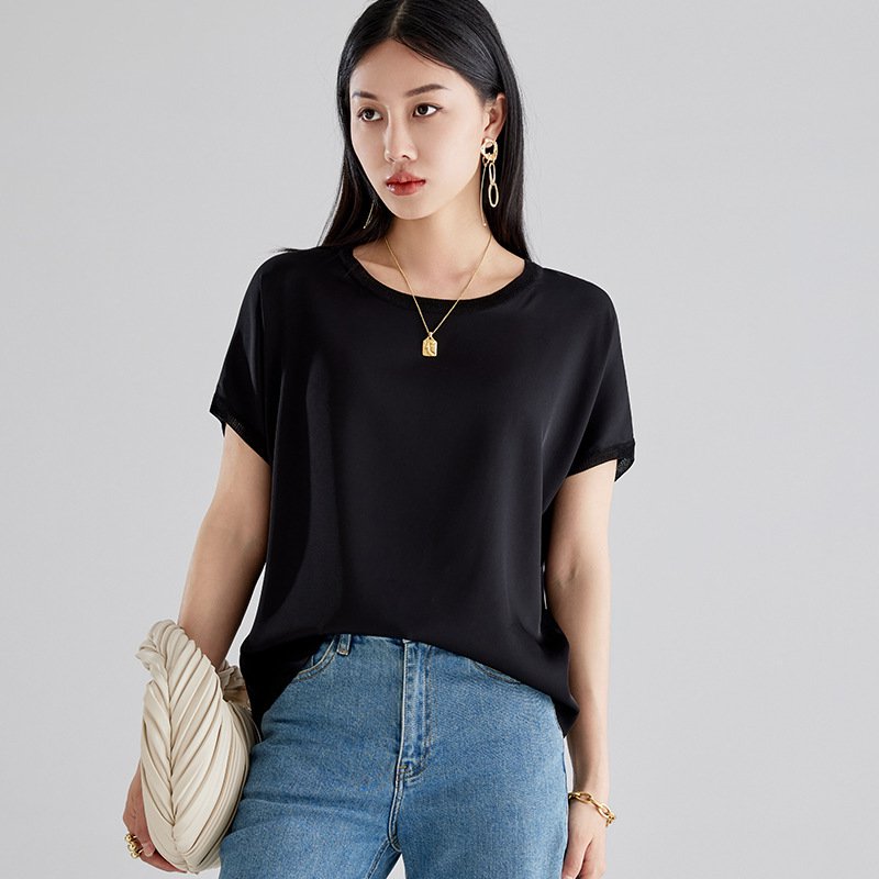 Die seiden-t-shirts sind mit satin - Oder spindelkragen ausgestattet