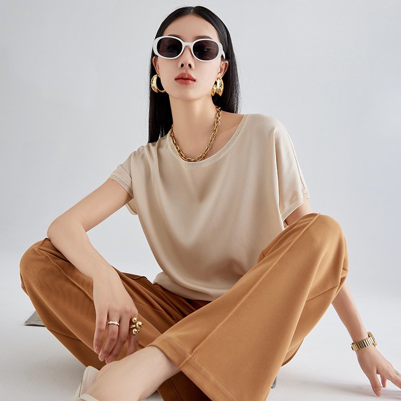 Die seiden-t-shirts sind mit satin - Oder spindelkragen ausgestattet