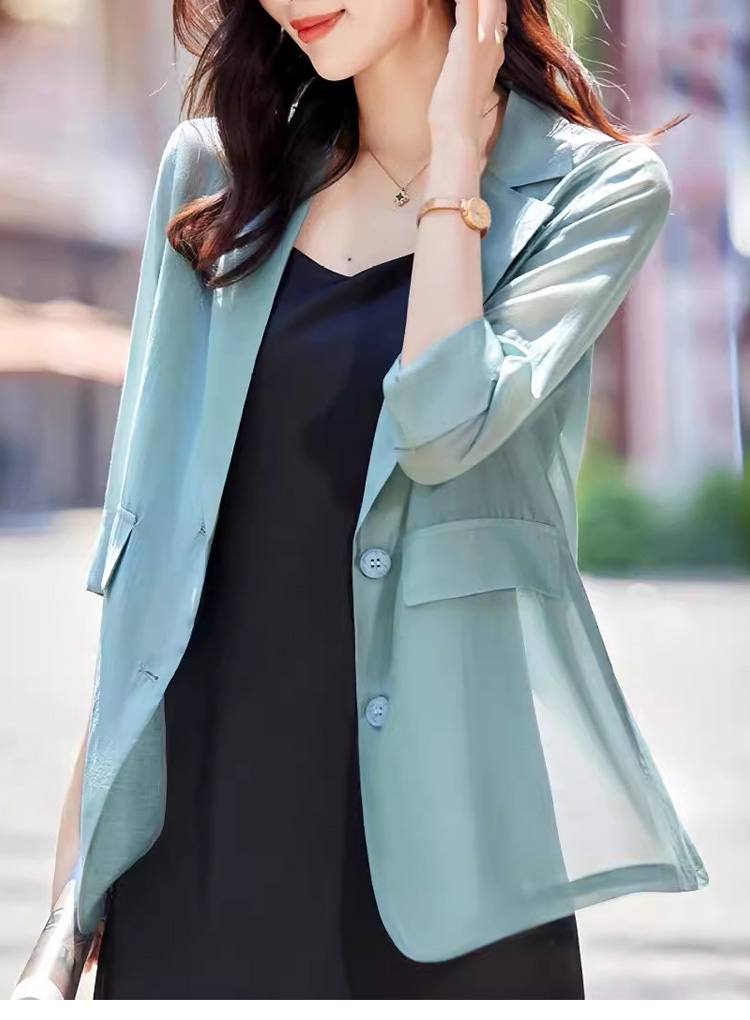 자외선 차단 기능이 강조된 여성용 코트