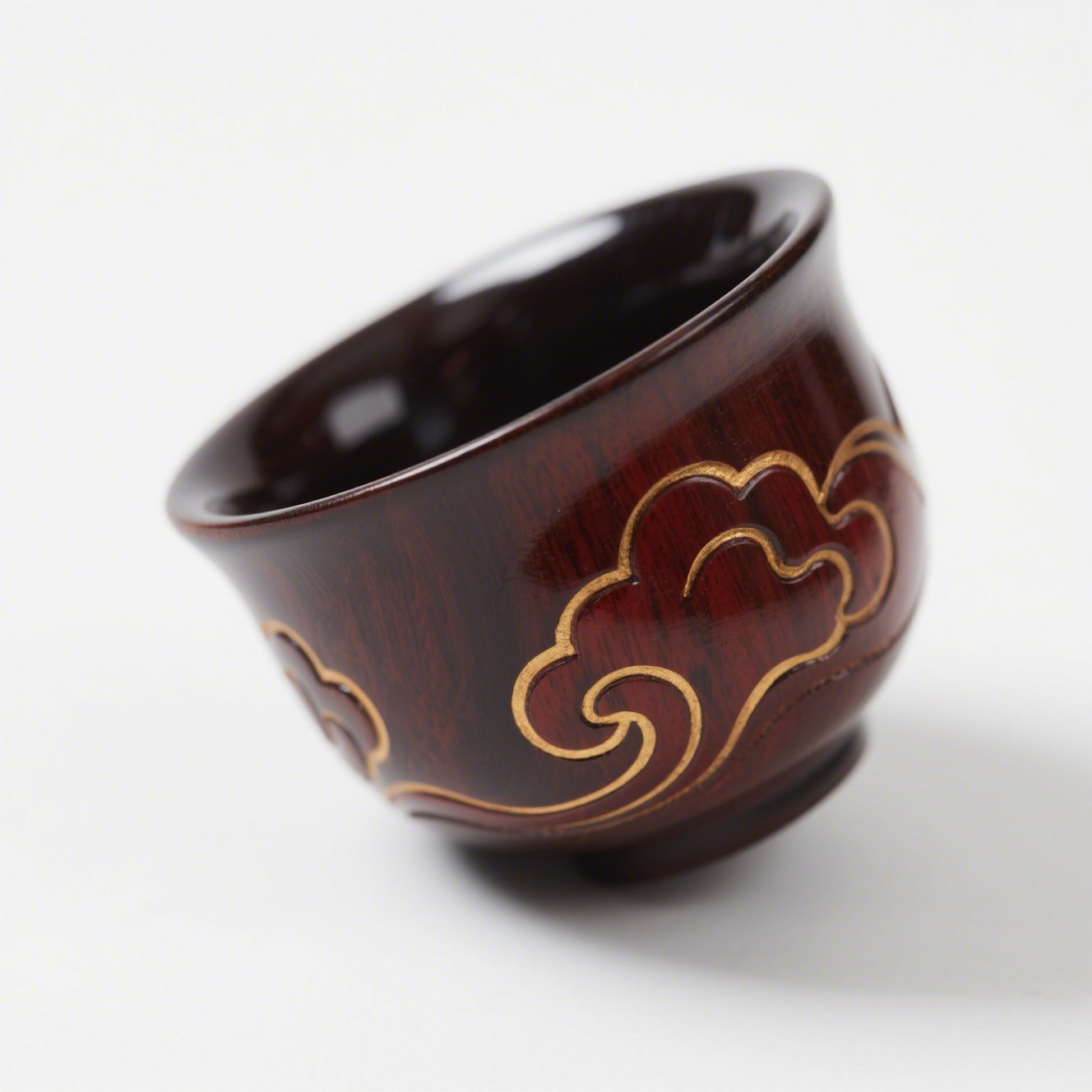 Detail ručně lakovaného šálku z kolekce