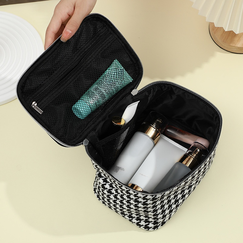 手持ちできるレディースコスメポーチ