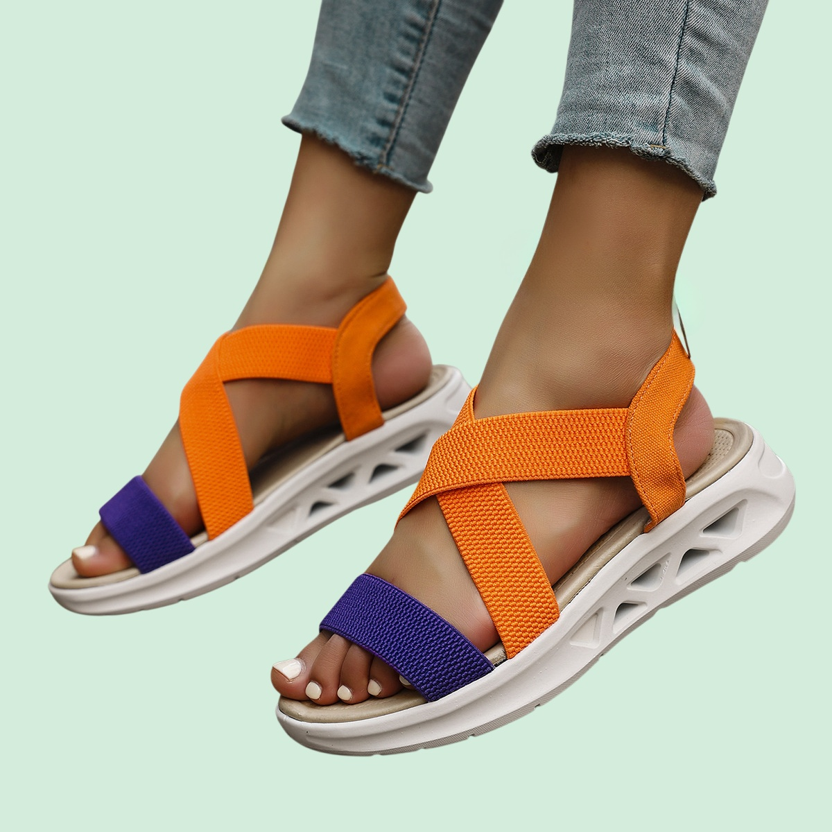 صنادل صيفية بألوان متعددة ونعل سميك