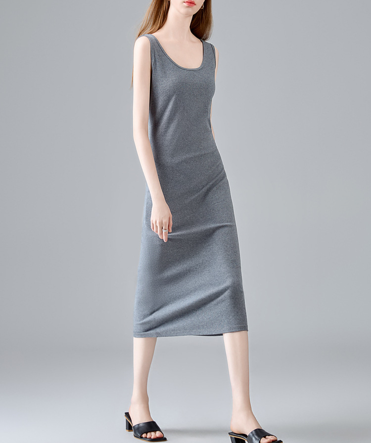 シンプルで美しいレディースドレス