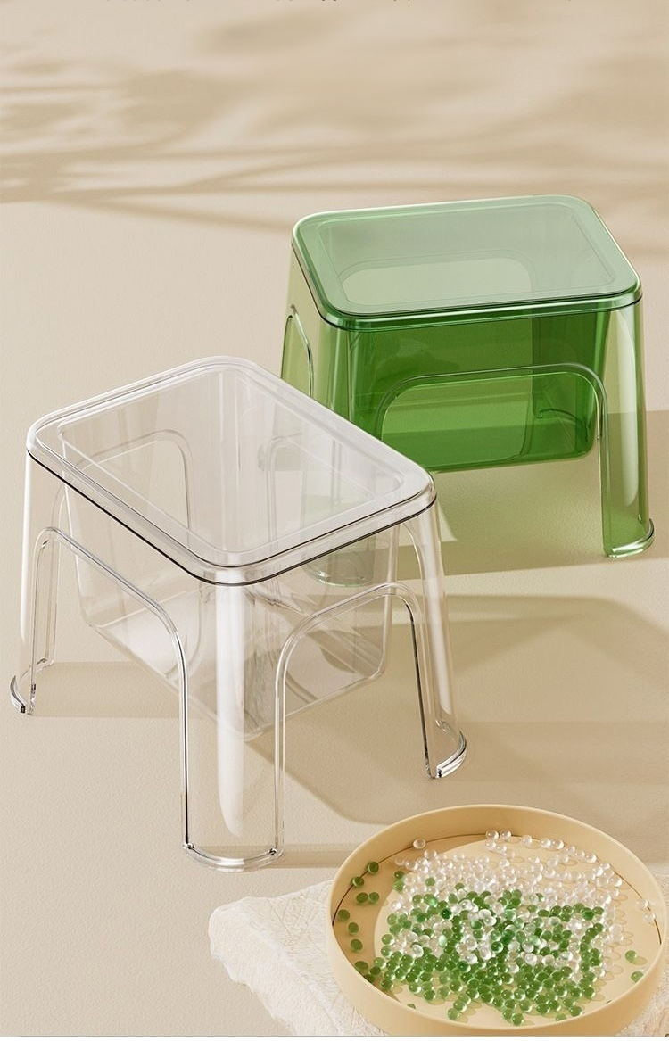 Nowoczesny przezroczysty stołek w minimalistycznym wnętrzu