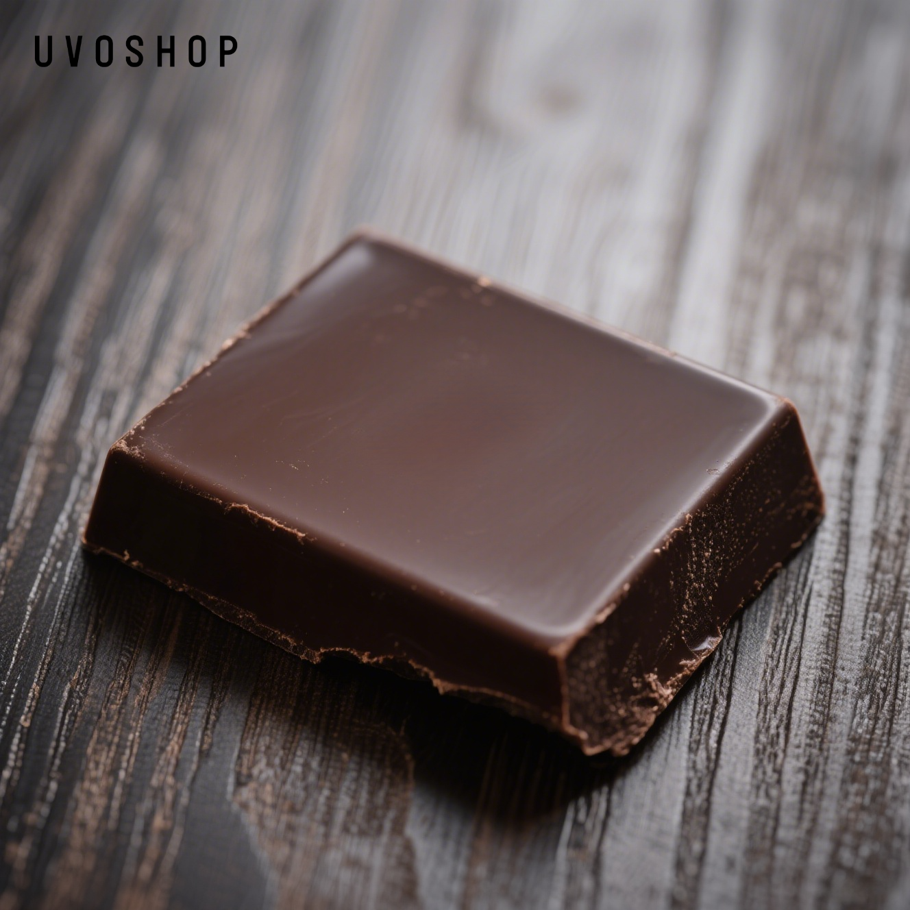 Pequeños cubos de chocolate sedoso en embalaje individual