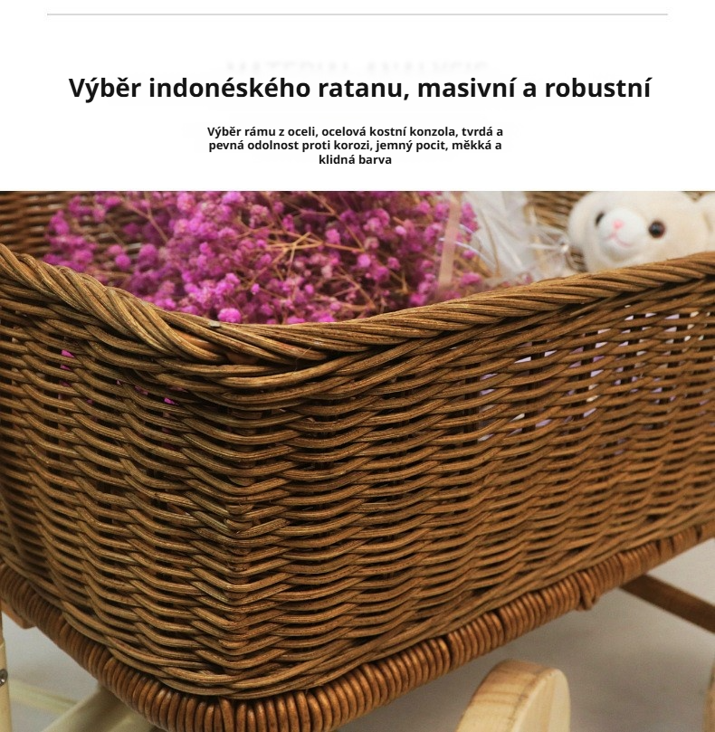 Koš na plyšové hračky z ratanu s hračkami uvnitř