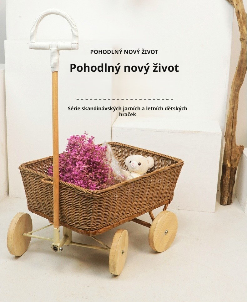 Přírodní ratanový vozík na hračky v dětském pokoji