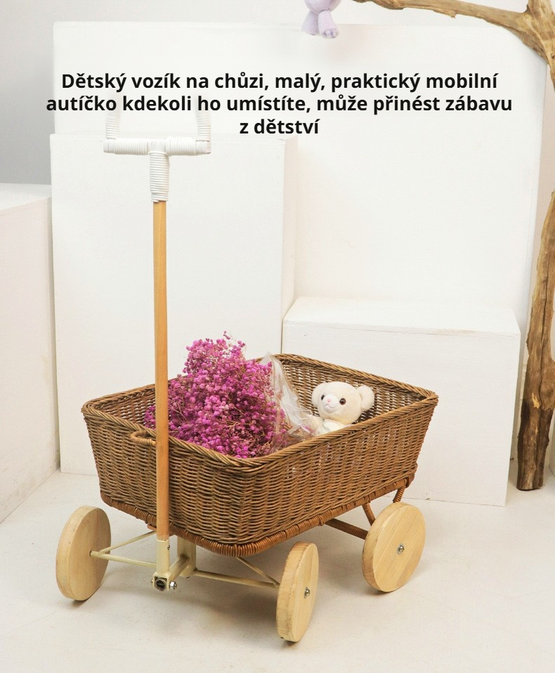 Vozík na hračky z přírodního ratanu v exteriéru