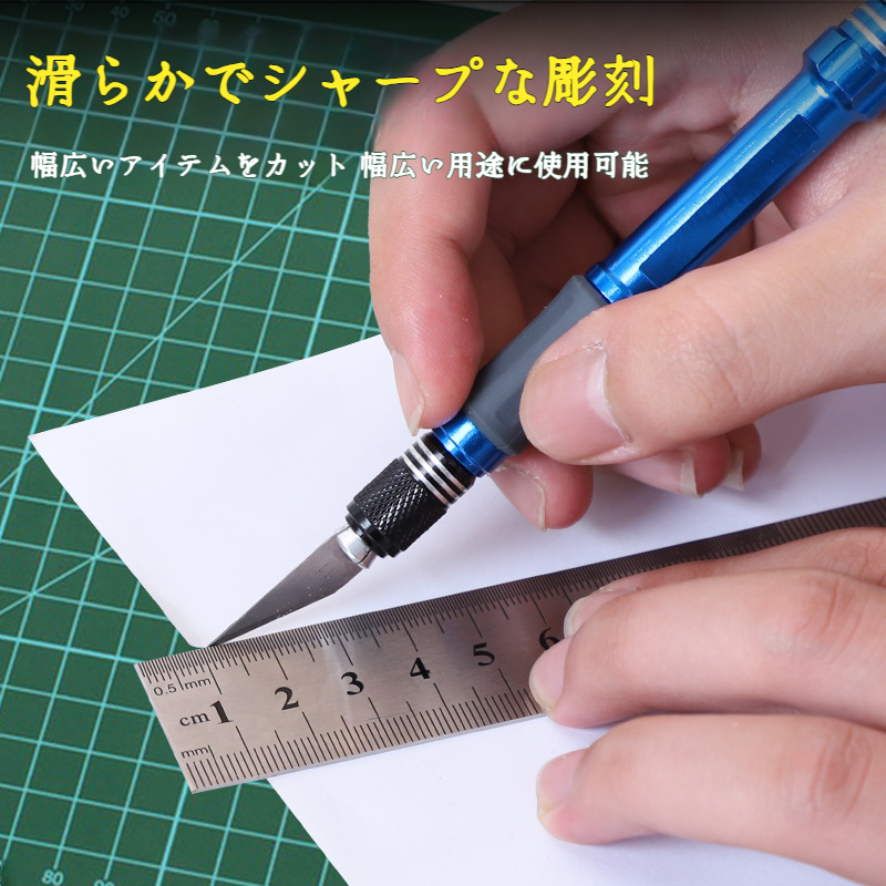 細かいカット作業をする手元の様子