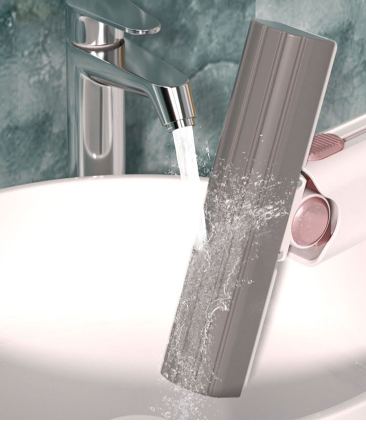 Detail mini stolního mopu při úklidu