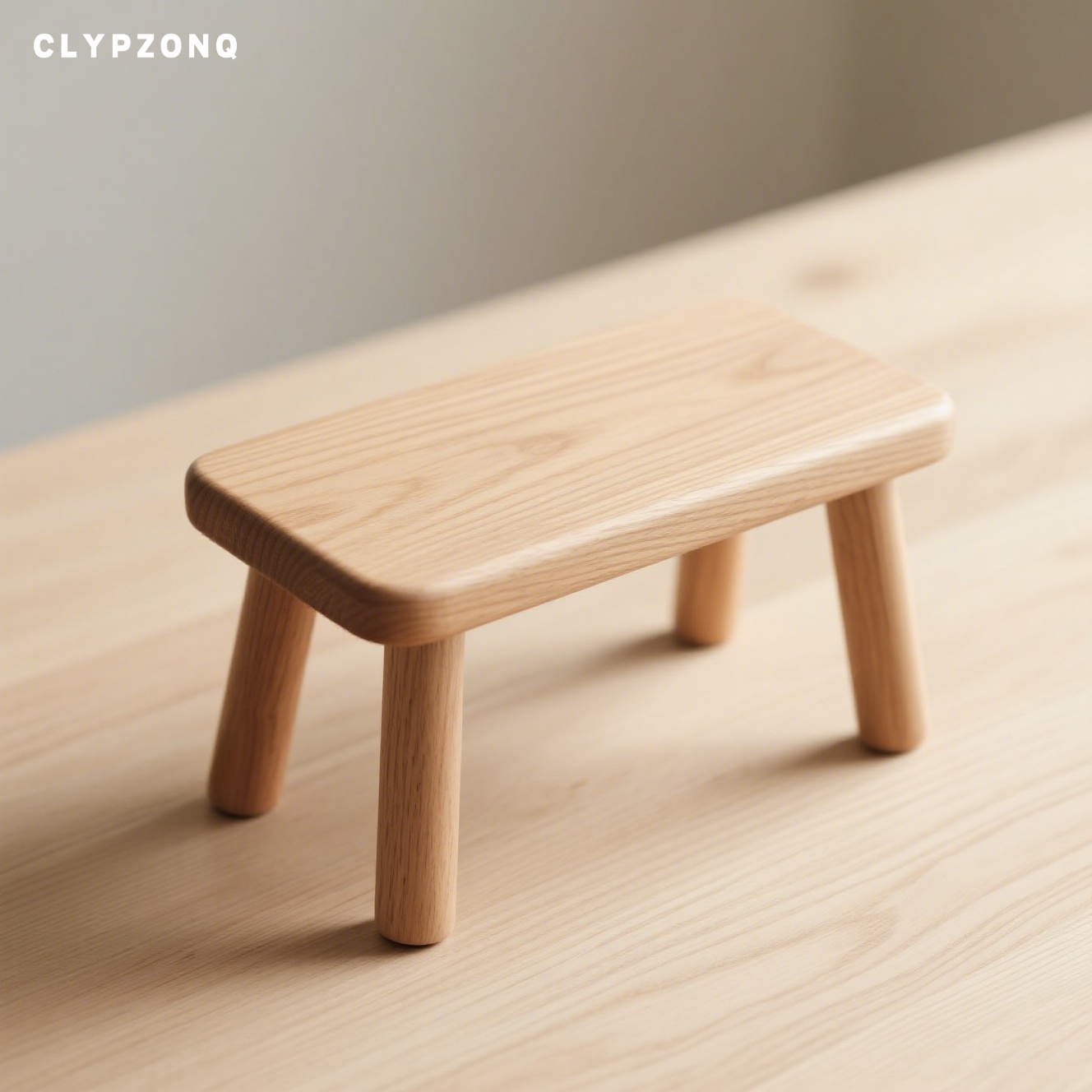 無垢材の小さなスツール