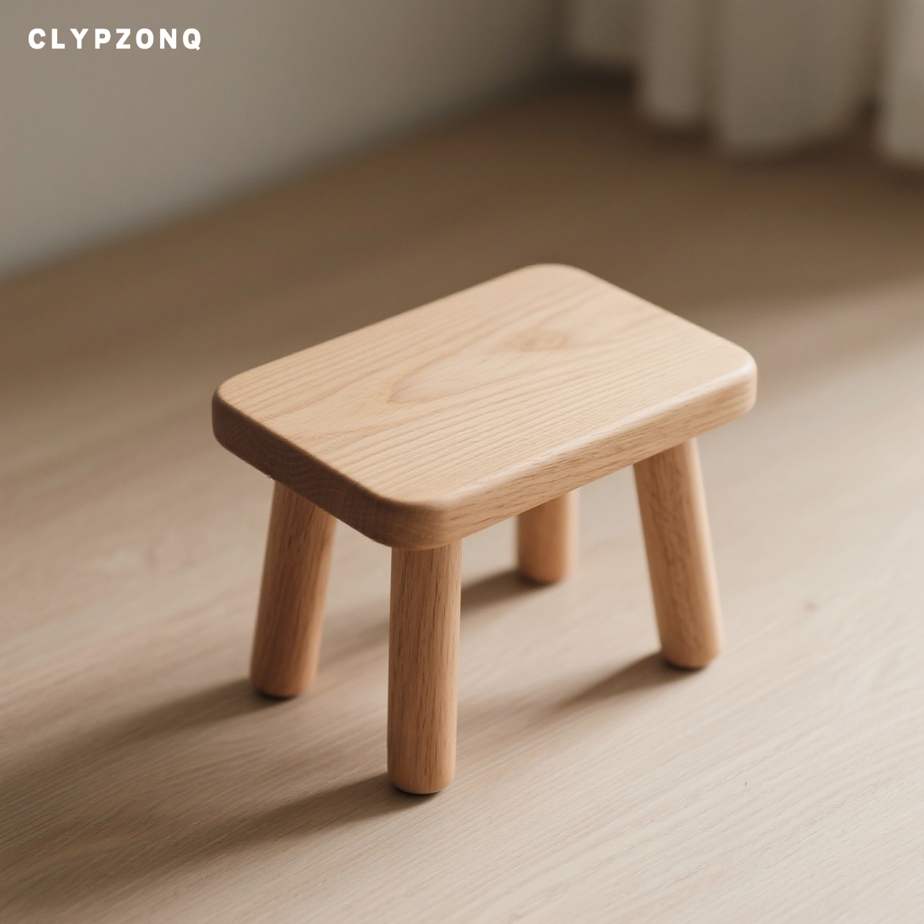 無垢材の小さなスツール