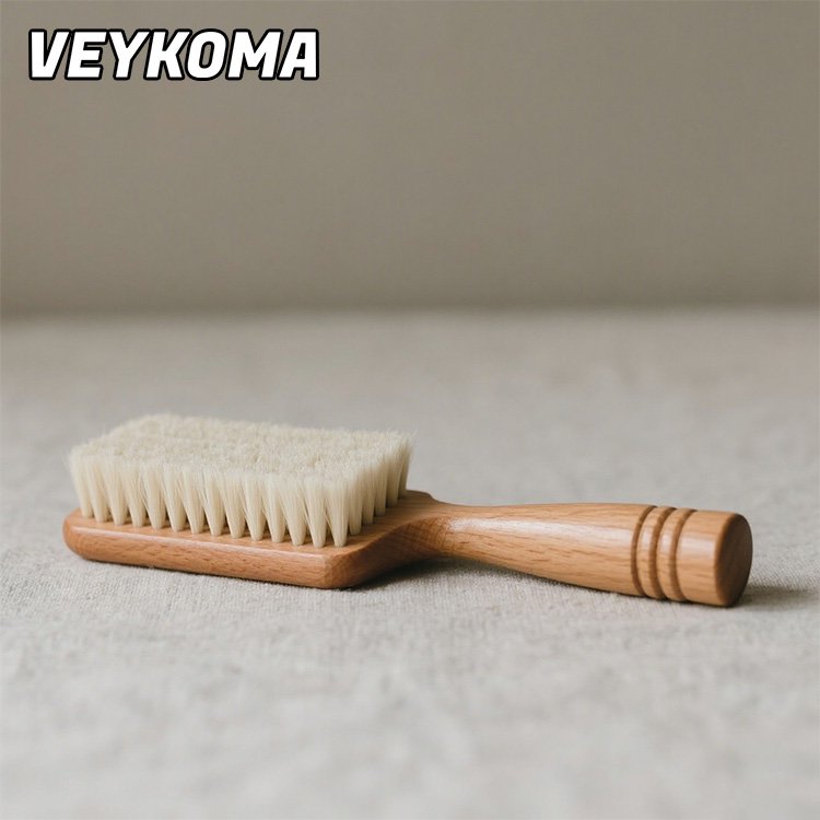 신발 관리용 나무 브러시 사용 모습