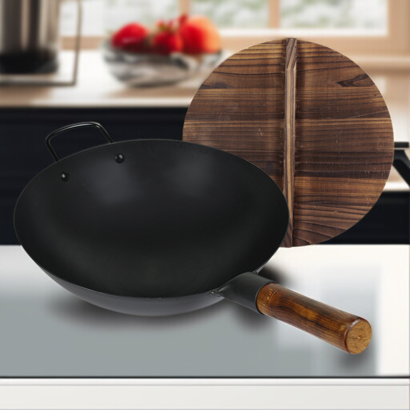 Wok antiguo de hierro forjado
