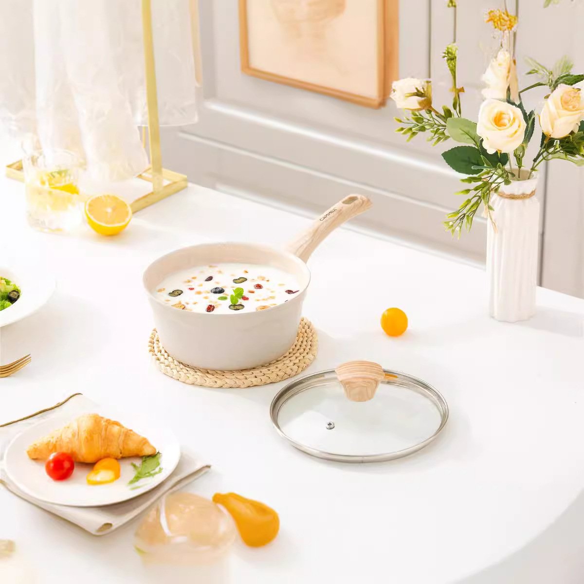 Pánev s nepřilnavým povrchem a poklicí pro domácnost