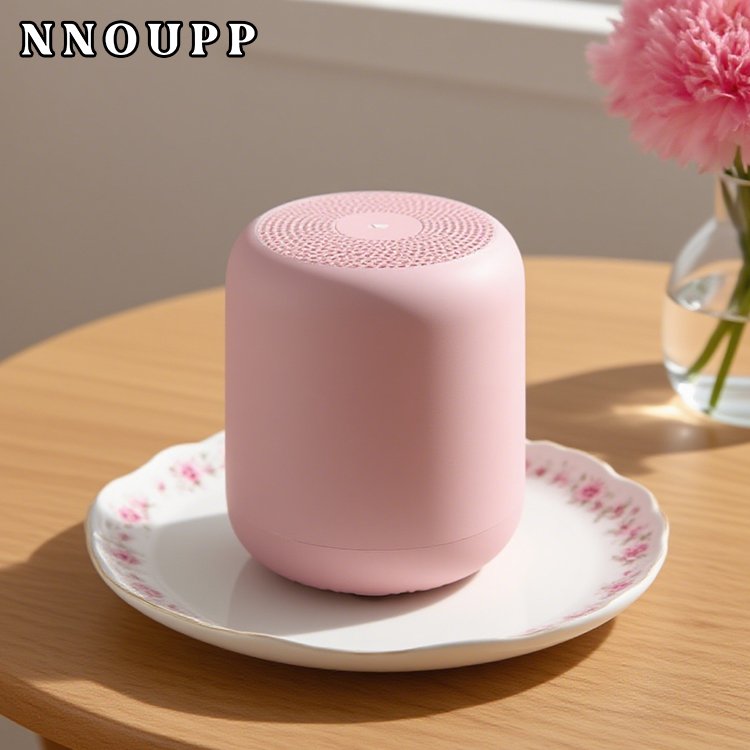 Kleiner tragbarer Bluetooth-Lautsprecher auf einem Tisch