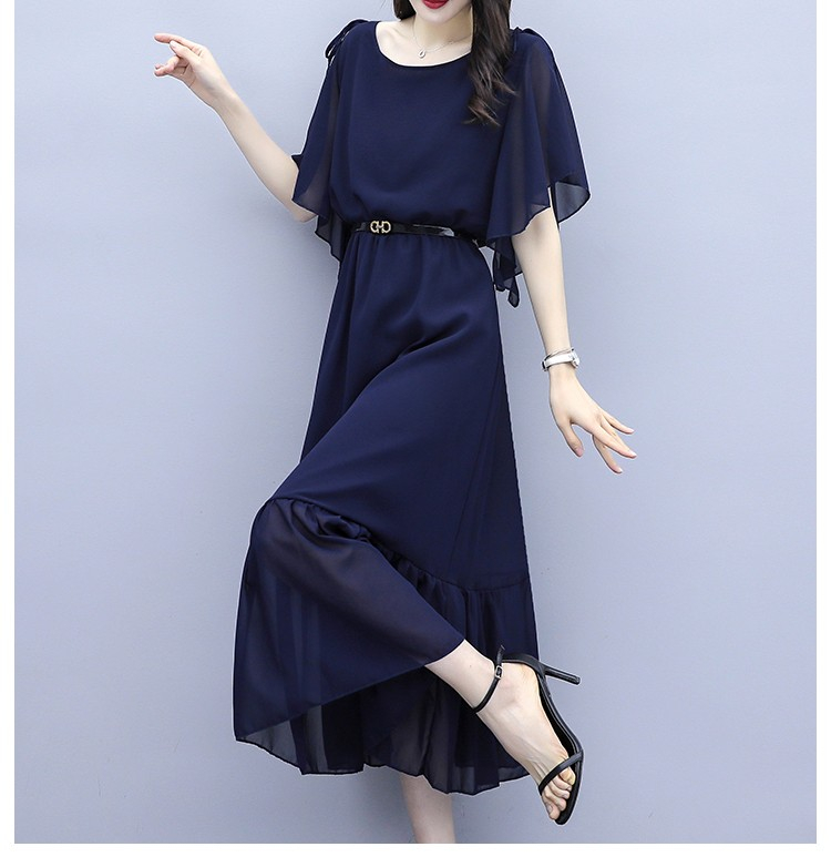 シンプルデザインのエレガントロングドレス