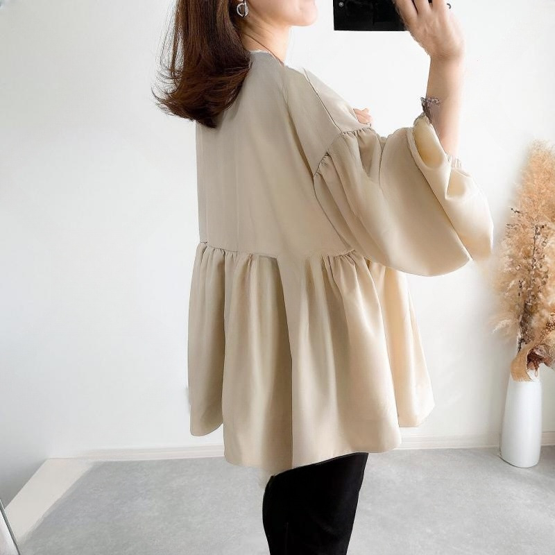 カジュアルコーデのアムンラウンドトップス