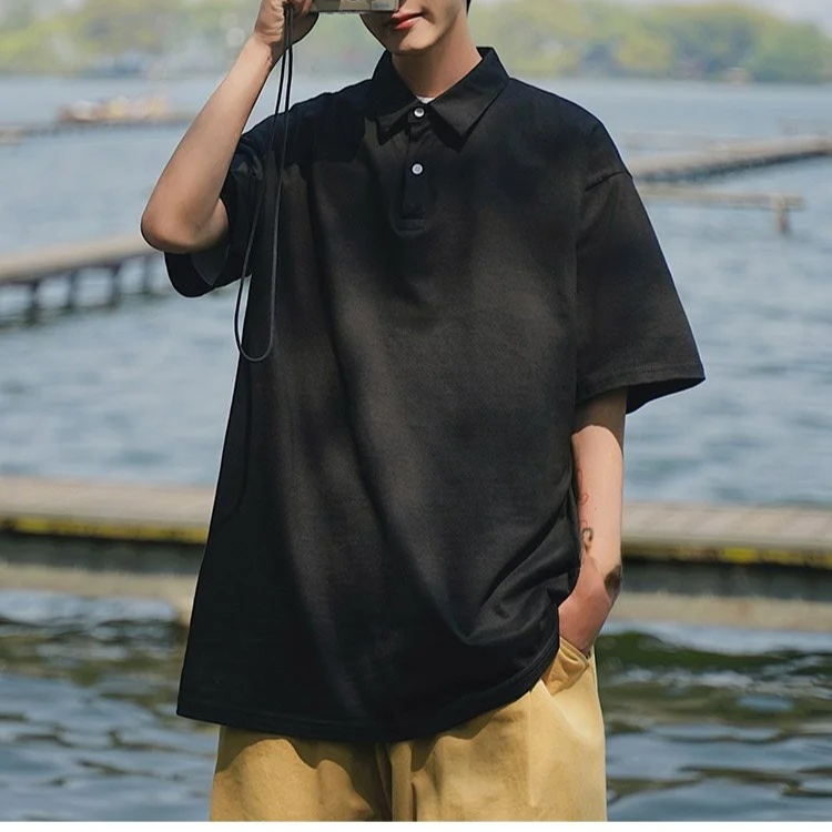 メンズモデルが着る半袖ポロシャツ